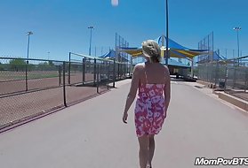 Corpo de espessura milf toma no cu abrir o cu park em um parque público