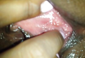 No quente da índia, a criança brinca com molhada buceta rosa perto do bebê