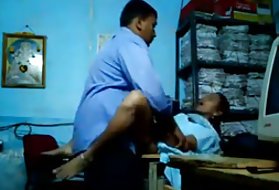Foda xxx " menina de escritório fode no banheiro pornô