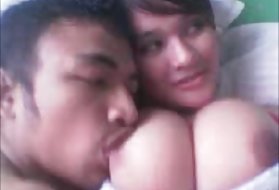 Bela big boobed menina asiática fica grande