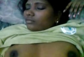 Menina indiana de " peitos buceta filmado expostos pelo seu bf rosto