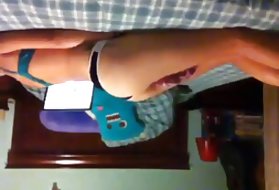 Bela adolescente slides saia e mostra o quão molhada buceta linda