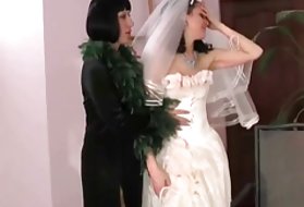 Monster mãe seduz beleza quente noiva pornô bêbado meninas