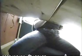 Filme pornô de lizbiyanok quente para se esconder debaixo da mesa para se masturbar! a tabela está escondido
