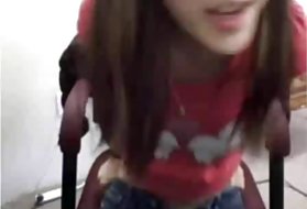 Asian babe se masturba na cam no trabalho quando o chefe está ausente !