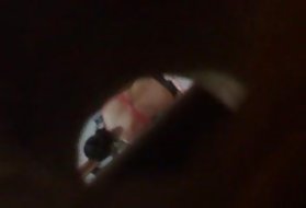 Menina tirando a roupa escondida do espião voyeur câmara menina ocultos
