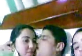 Árabe-me para beijar dois árabe (egípcio) menina na cama