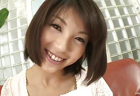 Grande sexo feminino azumi brinca com suas tetas e tem o seu peludo