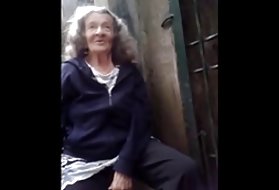 Debaixo da saia de vídeos porno assista avó adora pau jovem avó