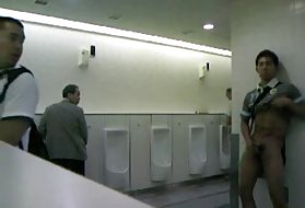 Animal pornô de meninas cara se masturbando no banheiro público !