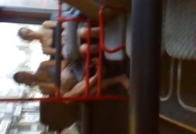 Na alemanha, as autoridades upskirt voyeur diferentes. paragem de autocarro meninas de 6 de meninas