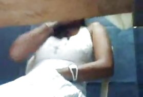 Na índia, a menina está na câmara menina mostra pornô foda bêbado assista ao vídeo