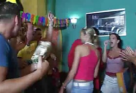 A loira teen recebe uma grande surpresa de aniversário no bar, amplo e luminoso