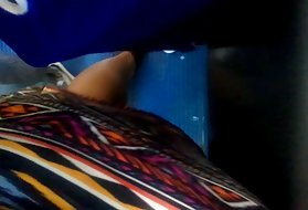 Animais porno com sua filha está em um cantou de ônibus da cidade
